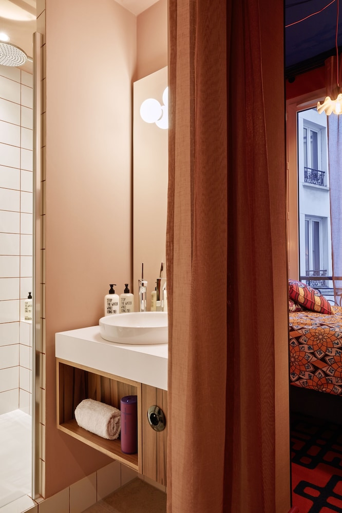 Extra Large with Balcony and Paris View