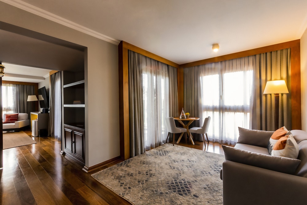 Luxury Suite, 1 Queen Bed with Sofa bed, Mountain View photo 2