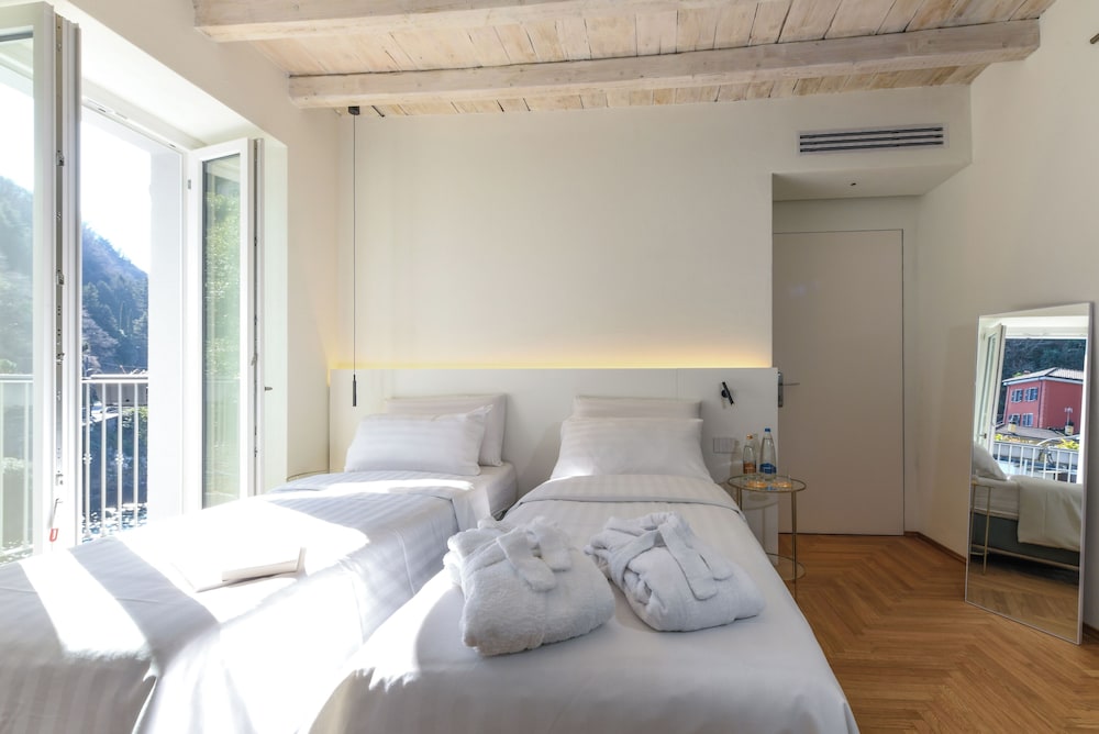Superior Double or Twin Room, Balcony, Partial Lake View