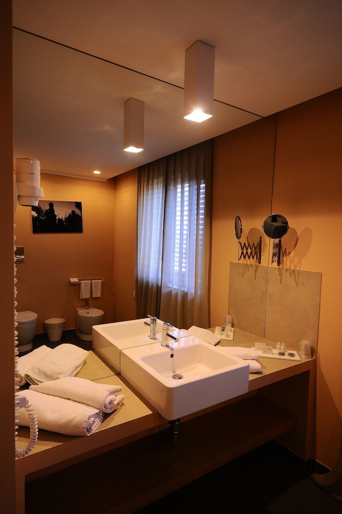 Superior Room, 1 Queen Bed, Non Smoking (Converts to 2 Twin Beds) - Photo 7