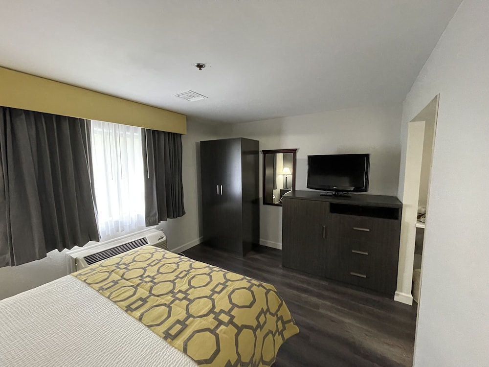 Deluxe Suite, 1 Queen Bed, Non Smoking (Business) photo 2