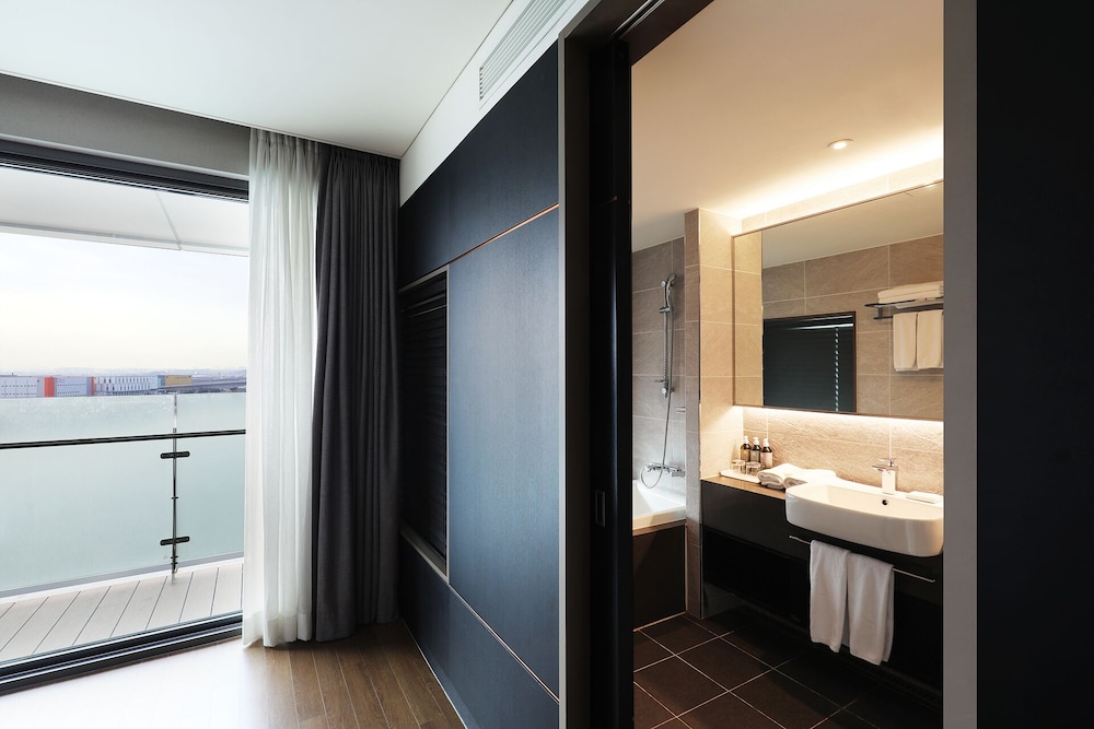 Junior Suite Queen (Complimentary Pool Access for 2) - Photo 11