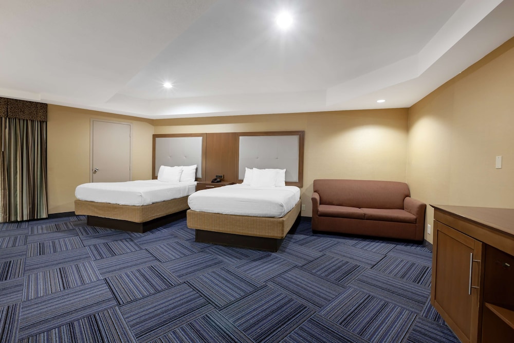 Suite, Multiple Beds, Non Smoking, Refrigerator photo 2