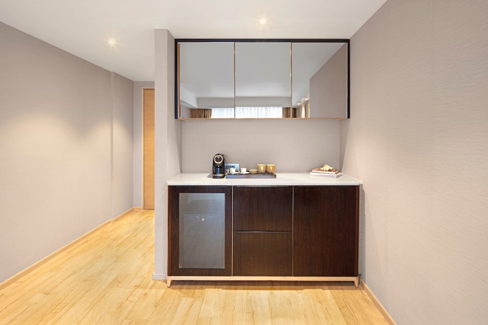 Suite, 1 Bedroom - Photo 4
