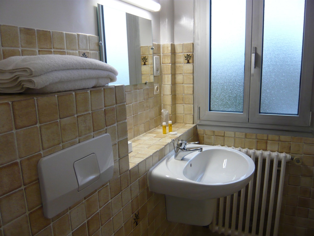 Standard Double Room - Photo 5