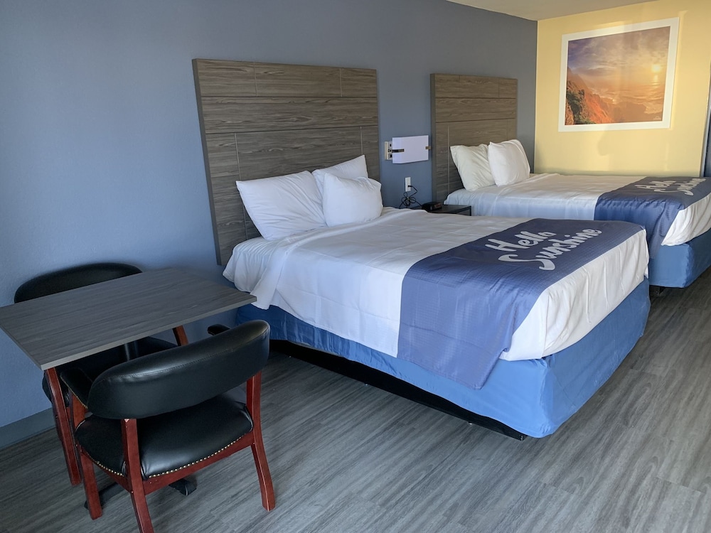 Room, 2 Queen Beds, Non Smoking (Mobility Accessible) photo 3