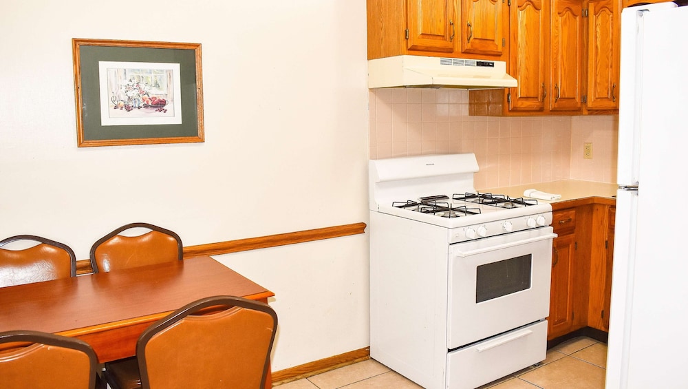 Room, 1 King Bed with Sofa bed, Non Smoking, Kitchen - Photo 4