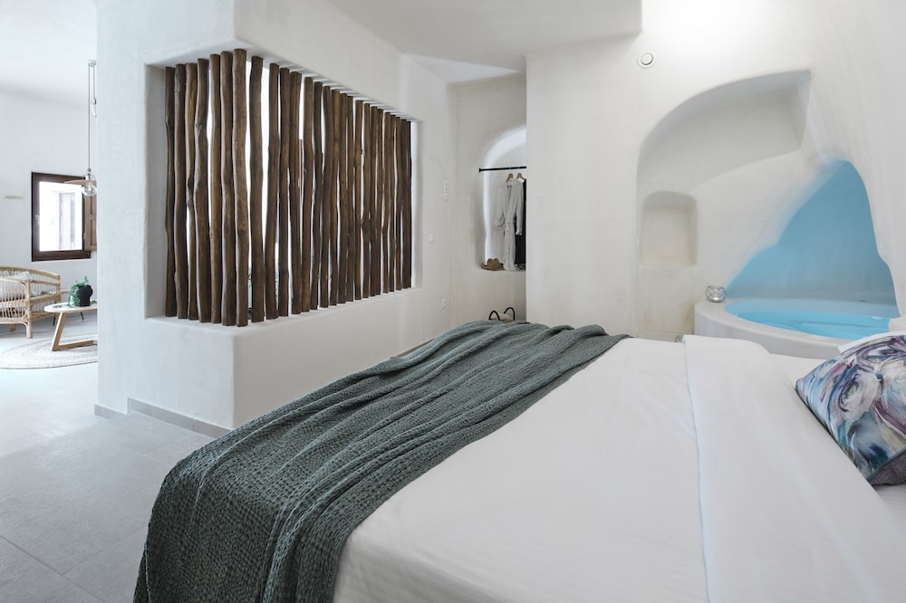 Deluxe Queen Suite with indoor Hot Tub - Photo 25