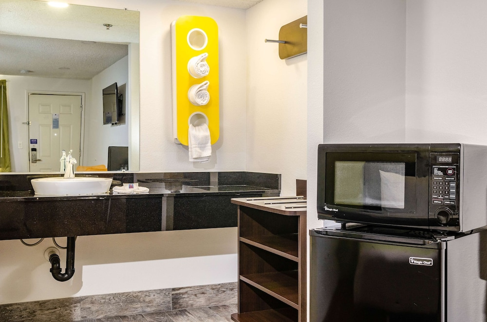 Deluxe Suite, 1 King Bed, Non Smoking, Refrigerator & Microwave photo 3