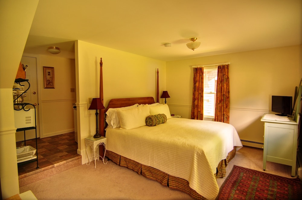 Carriage House Room 2 photo 1