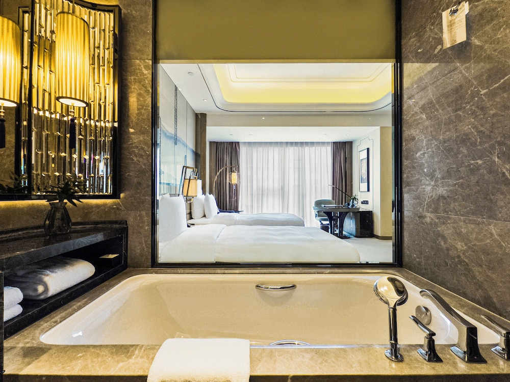 Superior Twin Room, City View photo 3