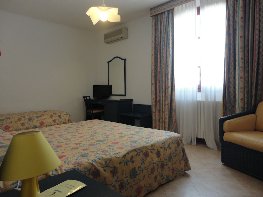 Deluxe Double Room Single Use, Sea View photo 2