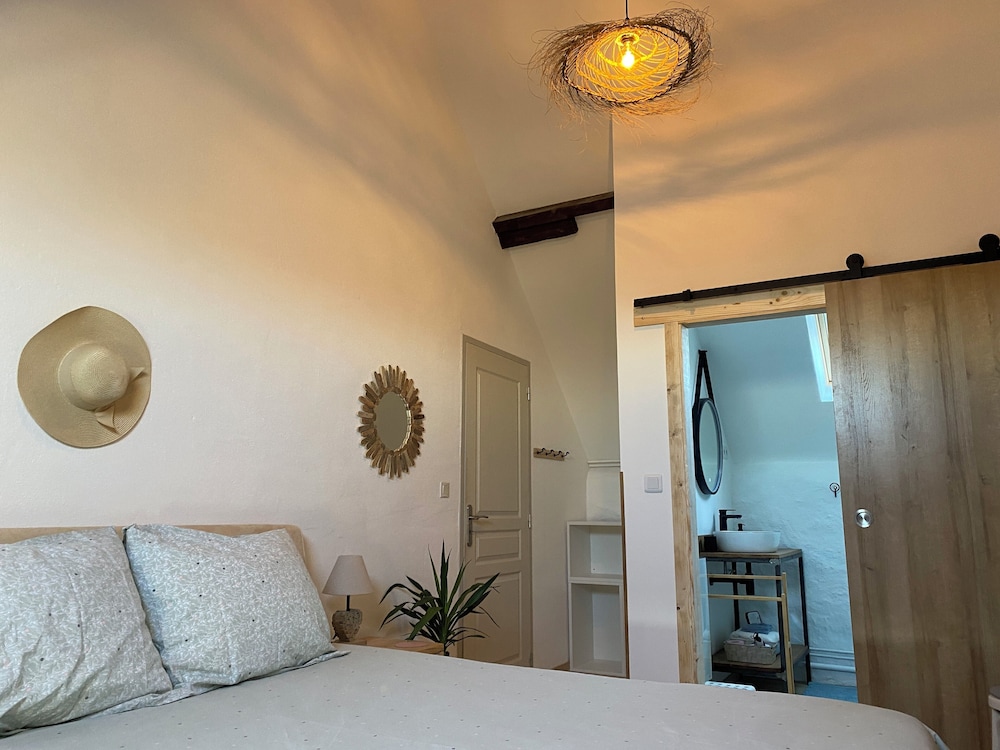 Double Room, 1 Queen Bed (Rose) photo 2