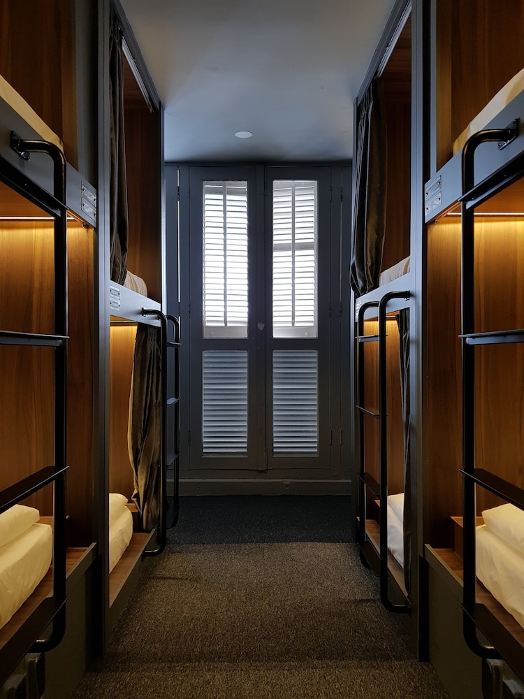 1 Single Pod in 12-Beds Mixed Room photo 1