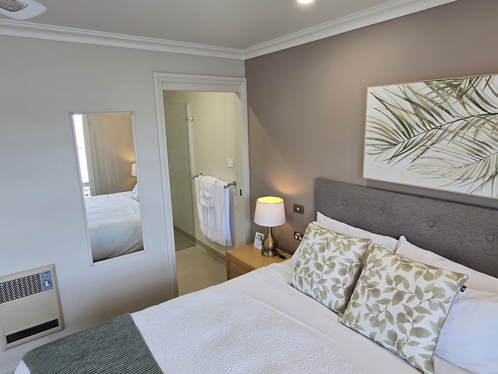 Premium Studio, 1 King Bed, Bay View, Beachside photo 2