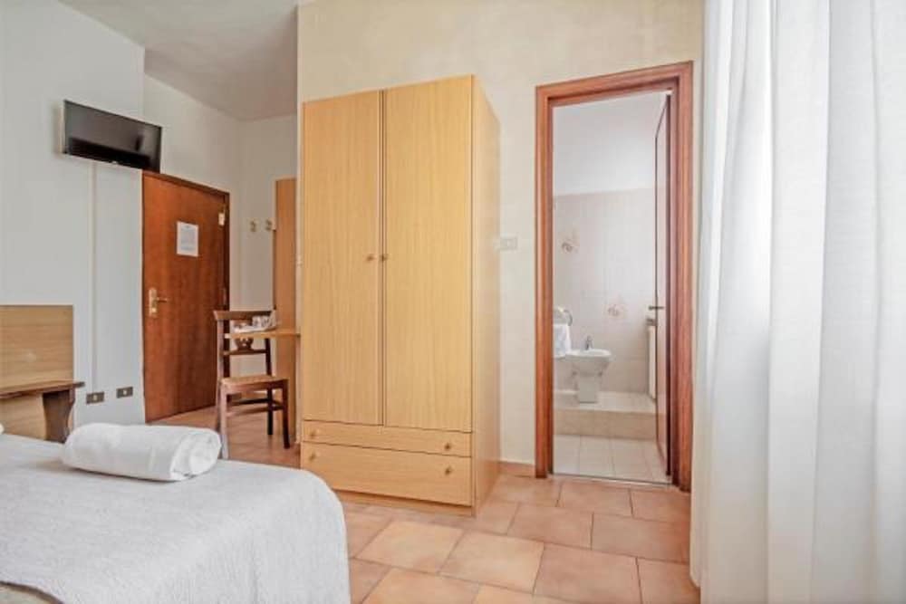 Double or Twin Room - Photo 6