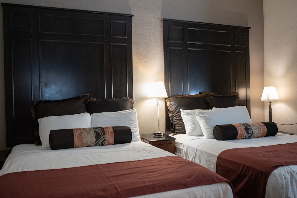 Room, 2 Queen Beds photo 2