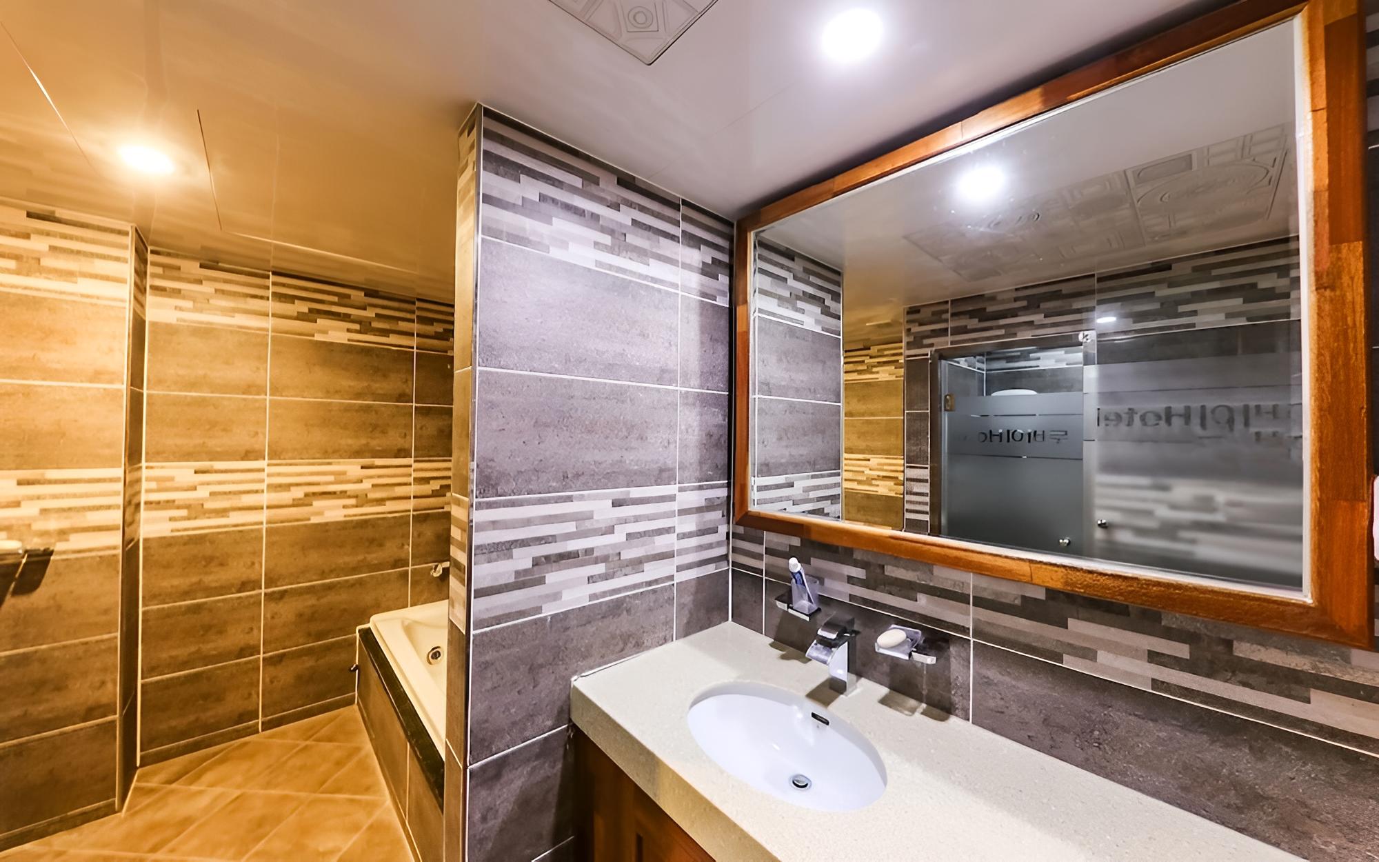Room (VIP (Room 709 2 queen beds 1 single b) photo 3