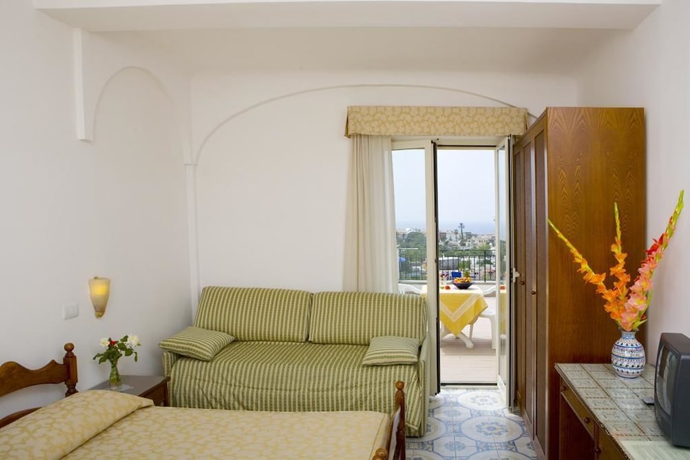 Standard Triple Room photo 2