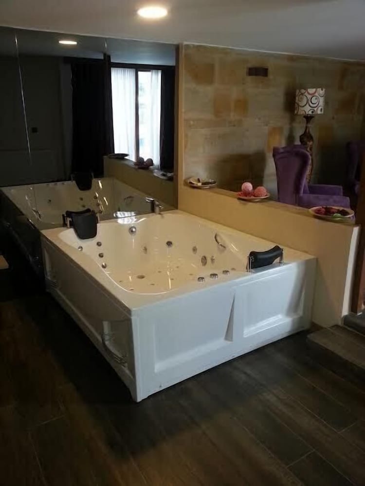 Royal Room, Hot Tub photo 2
