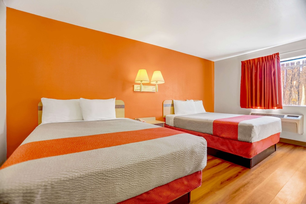 Deluxe Room, 2 Queen Beds, Non Smoking, Refrigerator & Microwave photo 1