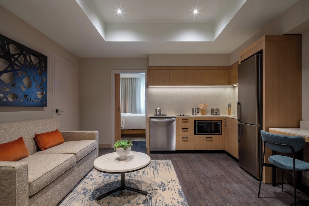 Suite, 1 Bedroom (Mobility Accessible, Roll-in Shower) - Photo 2