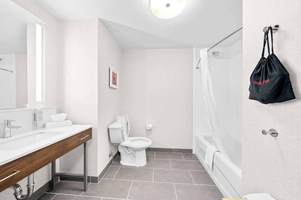 Room, 2 Queen Beds, Accessible, Bathtub (Mobility & Hearing) - Photo 4