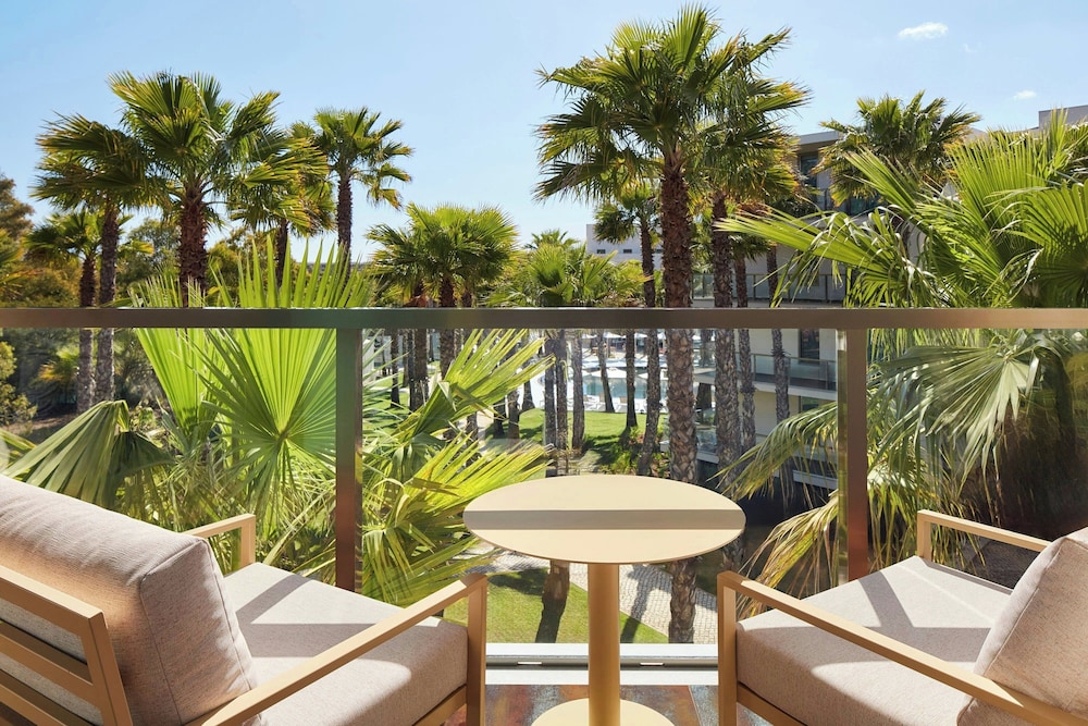 Suite, 3 Bedrooms, Balcony - Photo 9