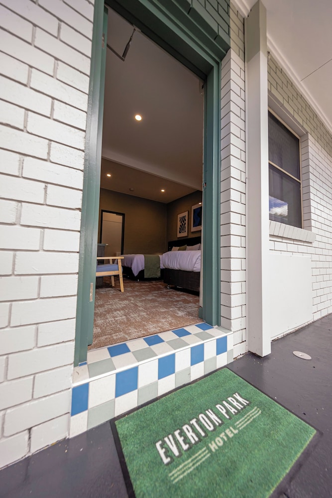 Standard Triple Room, Non Smoking (Standard Motel Room) thumbnail 6