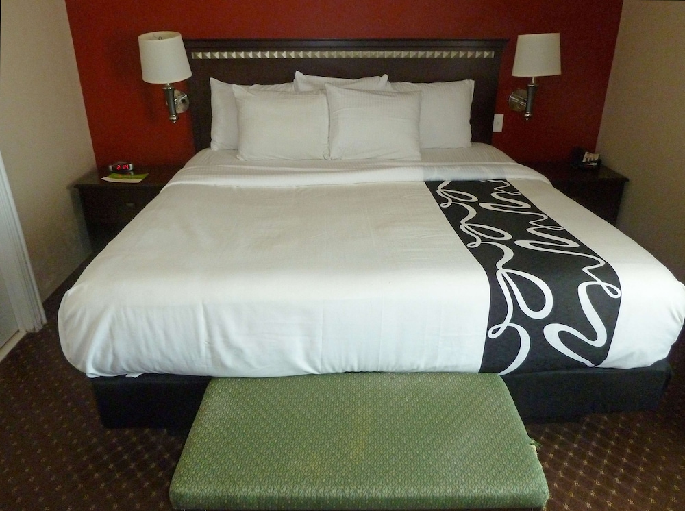 Room, 1 King Bed with Sofa bed, Non Smoking, Balcony - Photo 2