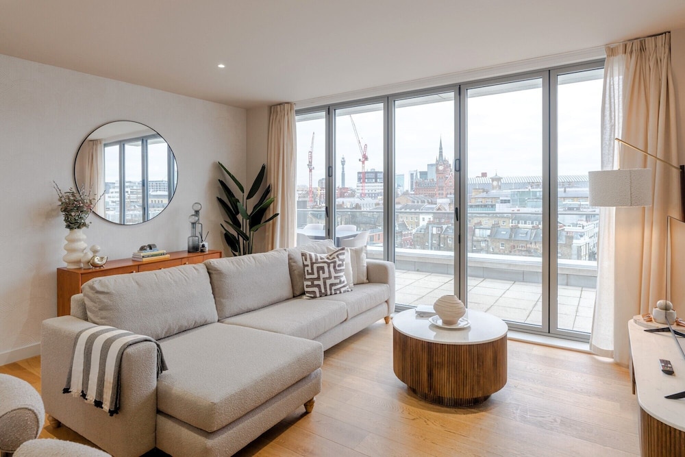 Deluxe Penthouse, City View photo 1