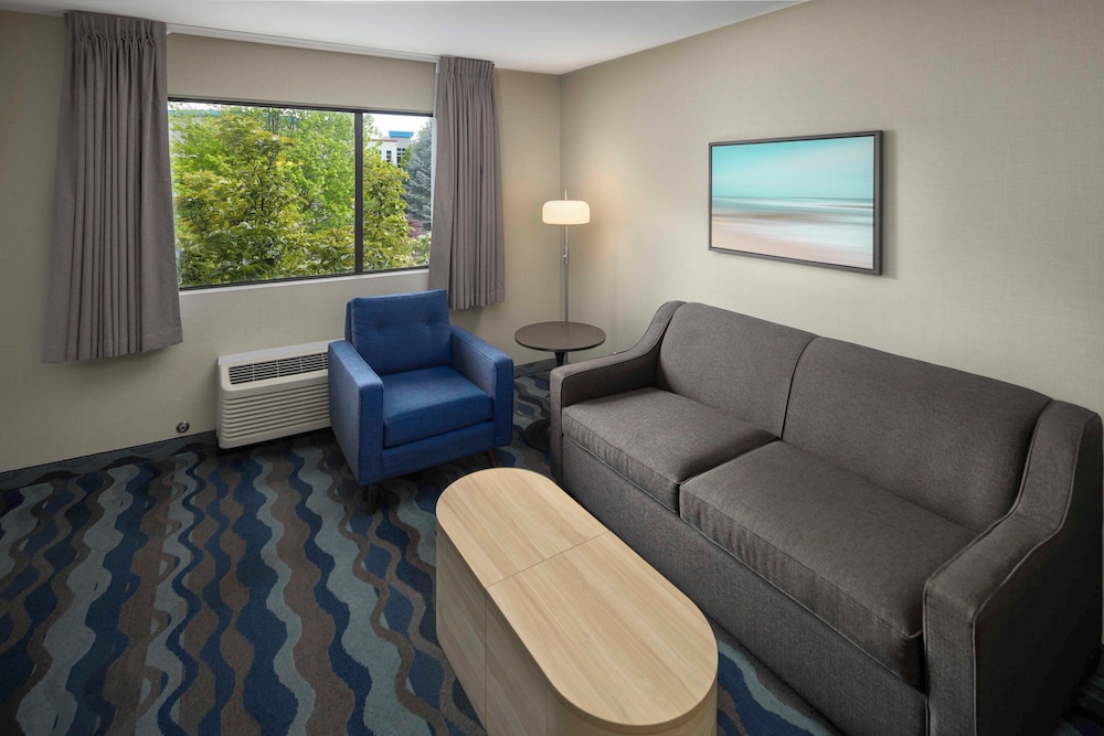 One Bedroom Suite with Kitchenette - Photo 2