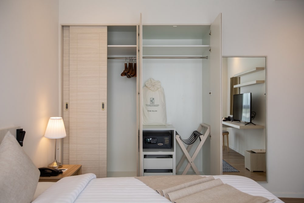 One Bedroom - Photo 3