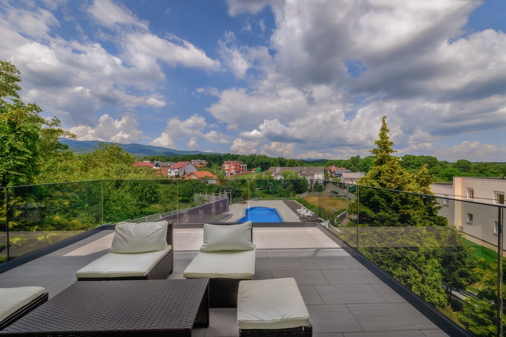 Exclusive Suite, 2 Bedrooms, Terrace, Pool View