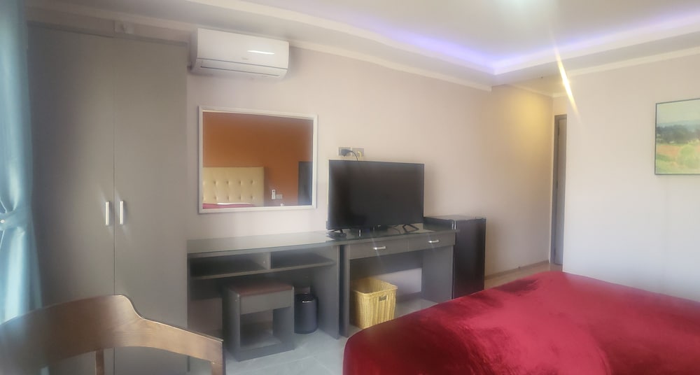 Deluxe Double Room Single Use, 1 King Bed photo 2