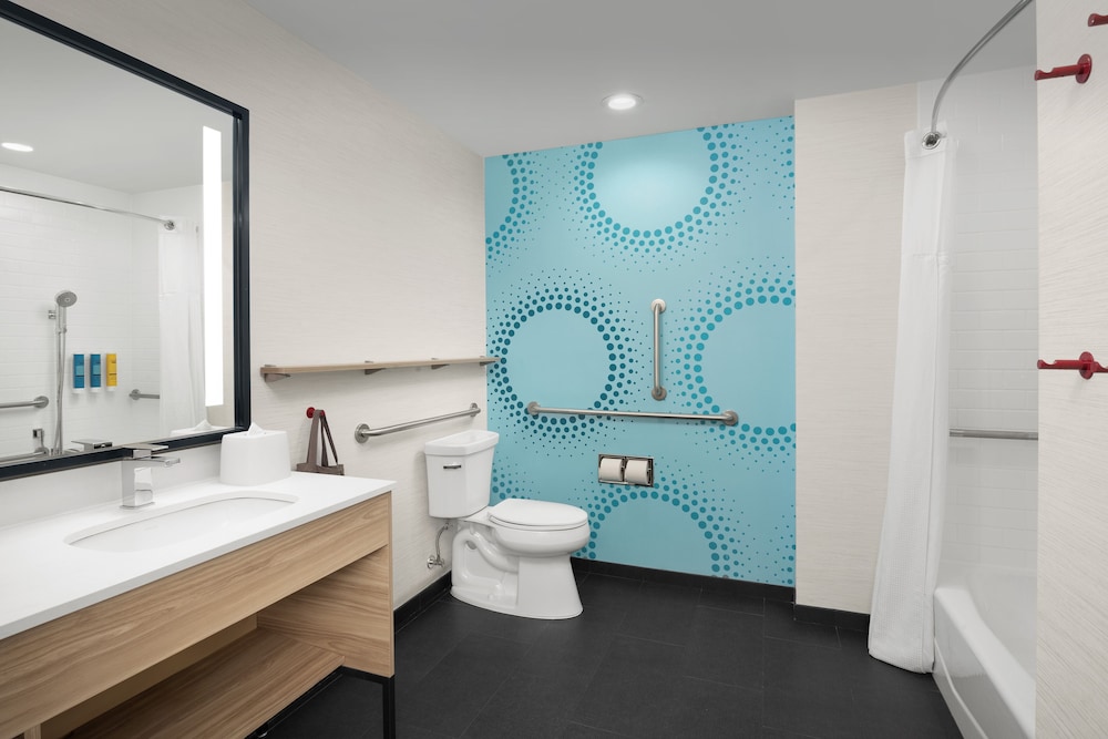 Room, 2 Queen Beds, Accessible, Bathtub (Hearing)