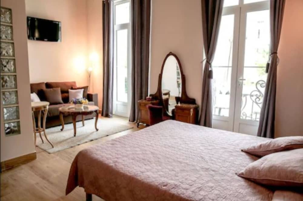 Junior Suite, Garden View (2- 4 PAX)