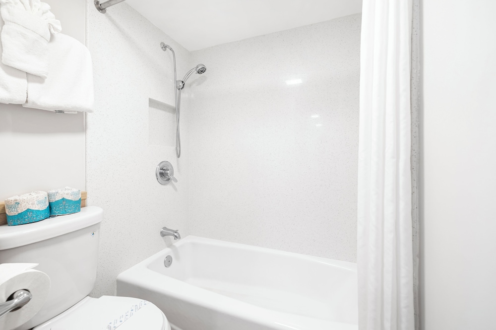 High Floor Mountain View Condo with 2 Beds and Parking: Condo, 1 Bedroom, Mountain View (0148) photo