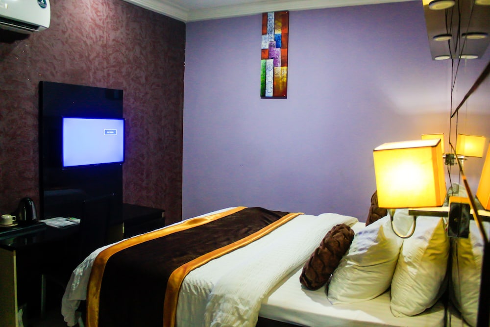 Executive Suite - Photo 3