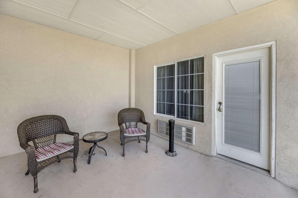Room, 2 Queen Beds, Non Smoking (Upgrade) - Photo 4