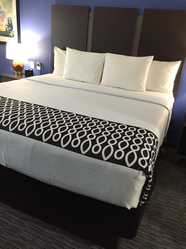 Room, 1 King Bed, Non Smoking - Photo 2