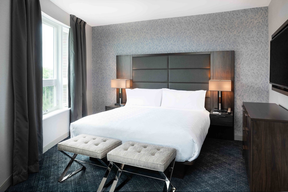 Suite, 1 King Bed - Photo 4