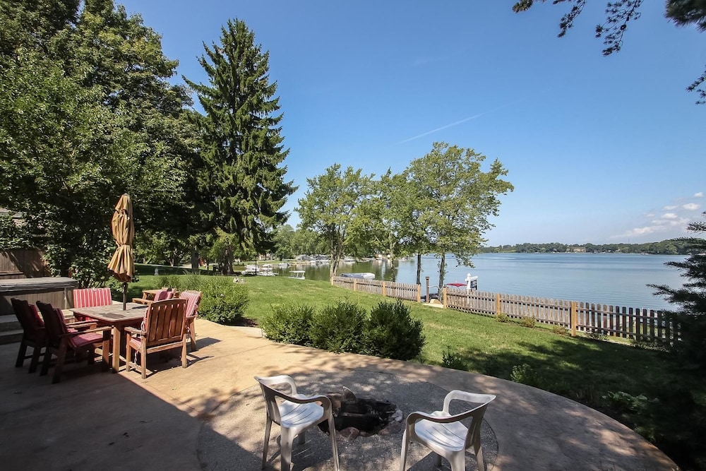 Cottage, 4 Bedrooms, 2 Bathrooms, Lake View photo 2