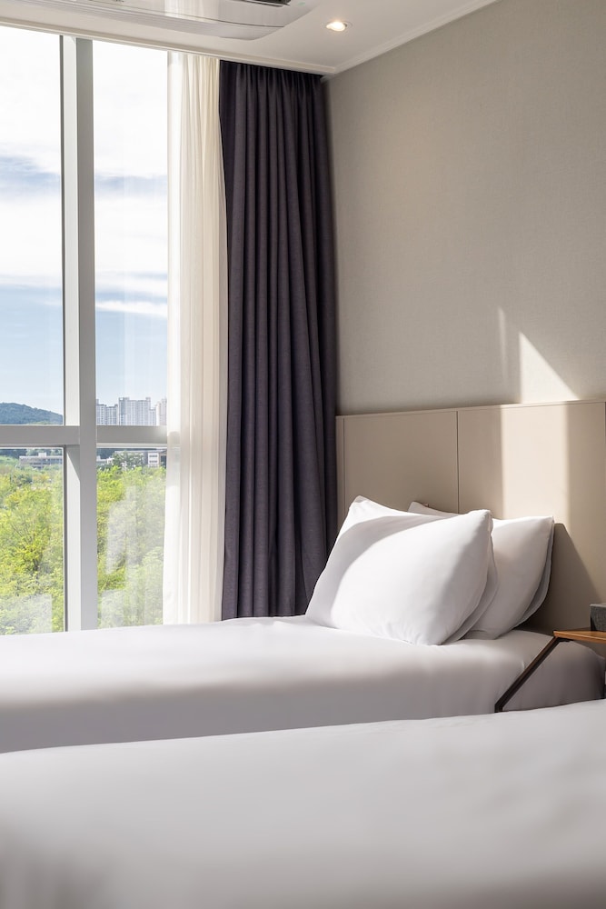 Standard Twin (City View) - Photo 1