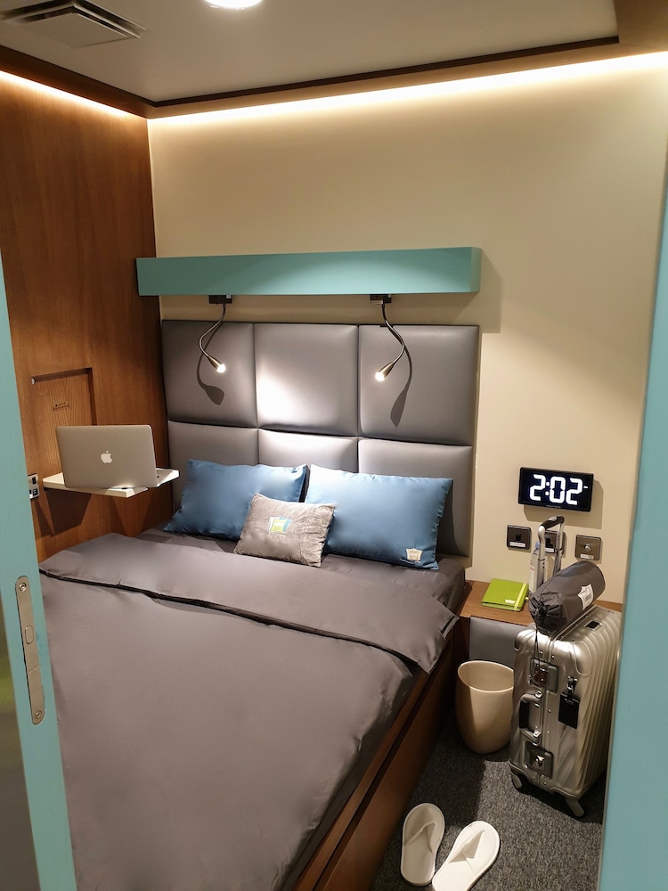 Single or Double YAWN Cabin - 8 Hour Night Stay from 23:00-07:00 hrs (11pm-7am) No Bathroom photo 1