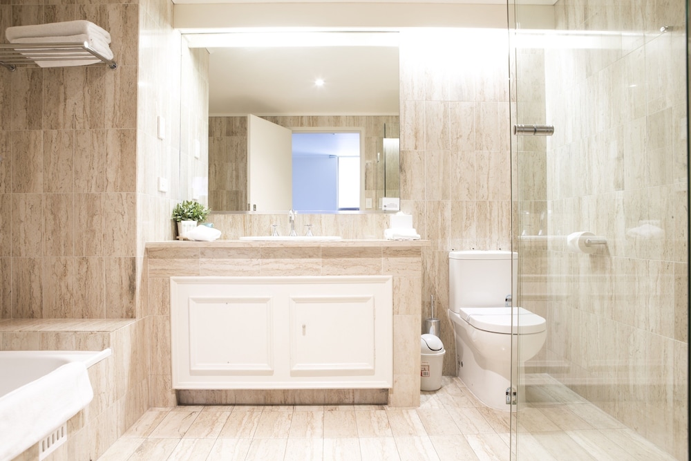 Executive Room thumbnail 6