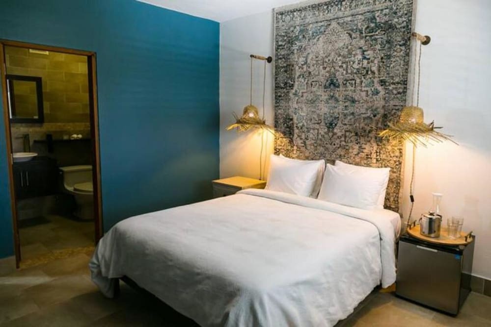Standard Room, 1 Queen Bed photo 3