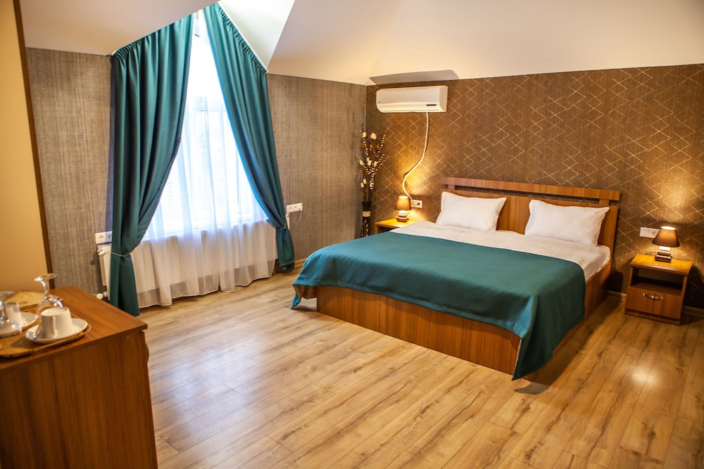 Standard Double Room, Balcony, Garden View