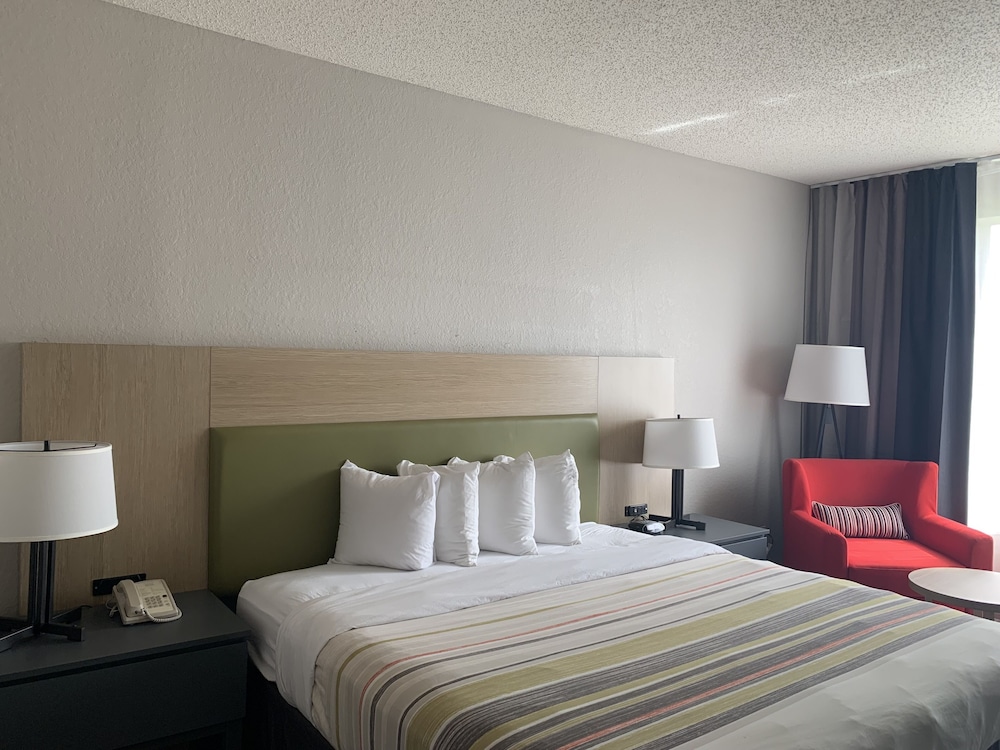 Room, 1 King Bed, Non Smoking - Photo 3