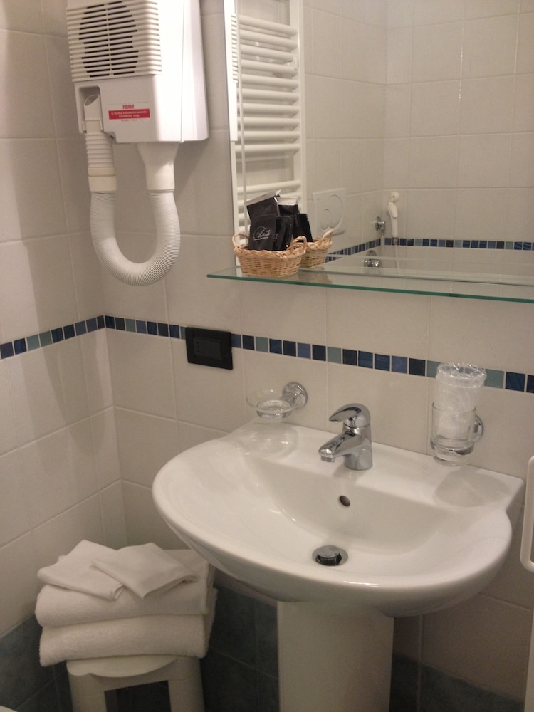 Quadruple Room, Ensuite photo 3